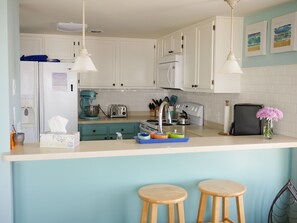 ثلاجة، ميكروويف، فرن، موقد طهي مسطح