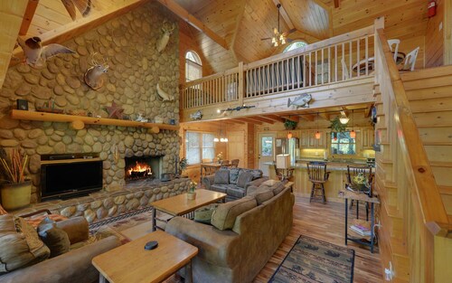 Rocky River: Amenity-Packed, Riverfront Retreat, 8-Person Hot Tub/Sport Court. 