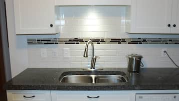 Réfrigérateur, micro-ondes, plaque de cuisson, lave-vaisselle