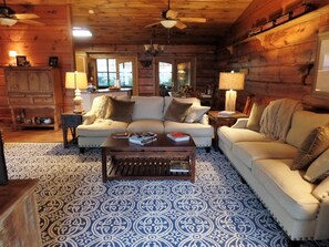 TV, DVD-spiller, bøker og filmbibliotek