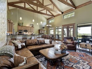 Televisión, chimenea, reproductor de DVD, futbolito