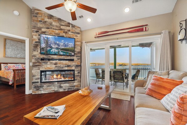 Smart TV, chimenea, reproductor de DVD y estéreo