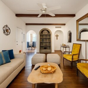 Een televisie, een open haard, boeken en een stereo