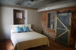 3 bedrooms, free WiFi, bed sheets - Beautiful historic 3 bed 3 bath Guest House w old stone wine cellar!!  (Hermann)