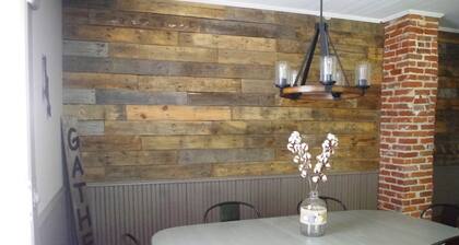 Belle historique 3 chambres 3 salles de bain Guest House w vieille cave Ă vin en pierre !!