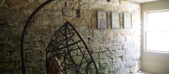 Beautiful historic 3 bed 3 bath Guest House w old stone wine cellar!! 