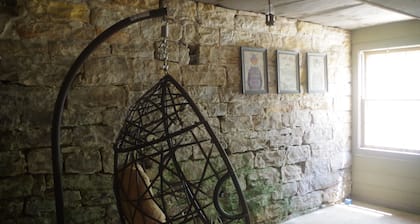Beautiful historic 3 bed 3 bath Guest House w old stone wine cellar!!