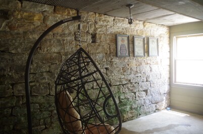 Beautiful historic 3 bed 3 bath Guest House w old stone wine cellar!!