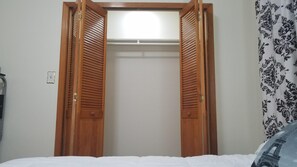 6 عدّة غرف نوم ومكتب ومكواة/لوح كي وواي فاي