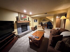 Smart TV, caminetto, console per videogiochi, lettore DVD