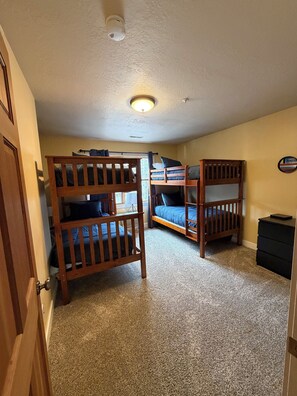 4 bedrooms, iron/ironing board, free WiFi, bed sheets