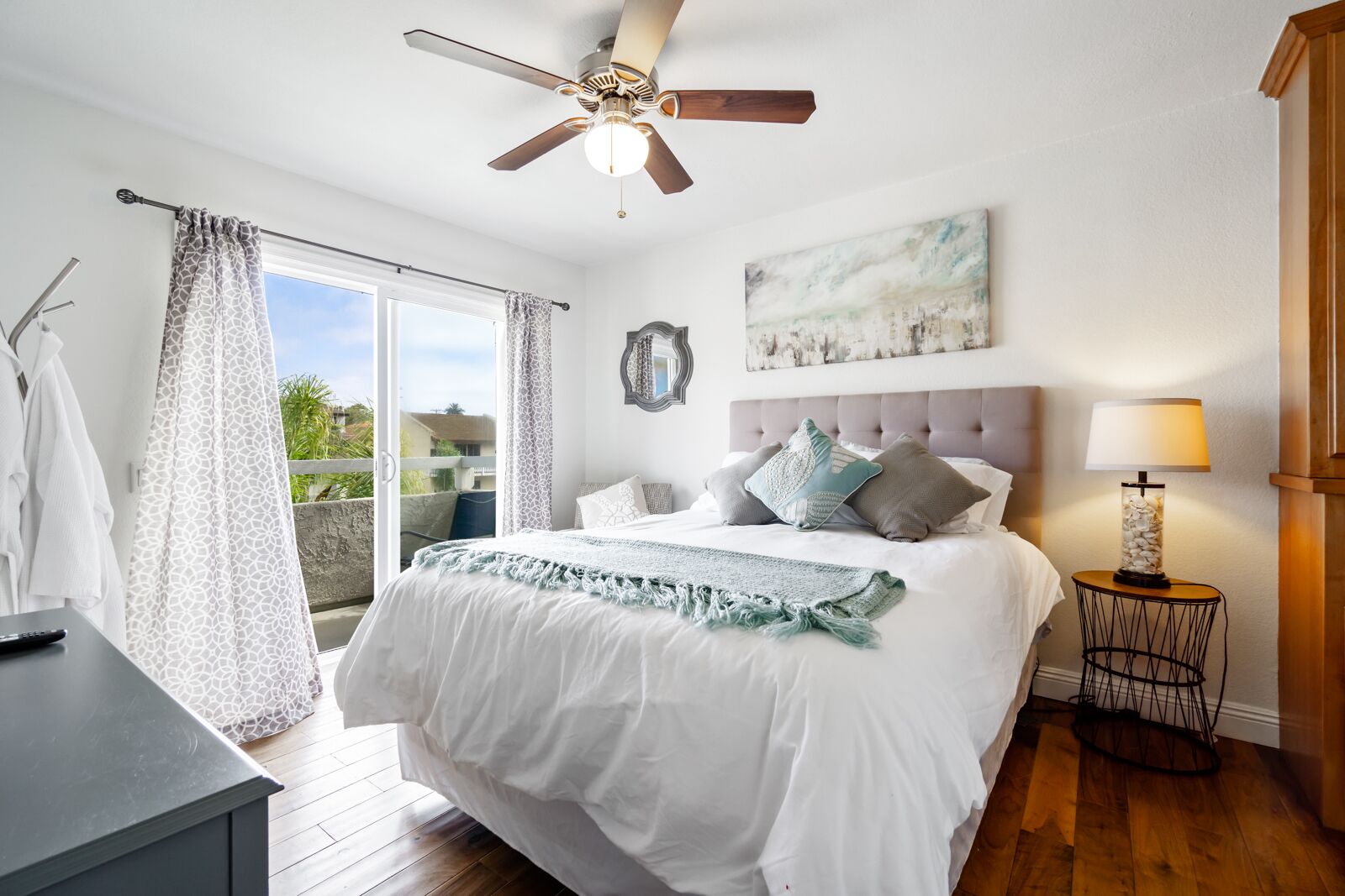 3 bedrooms, iron/ironing board, internet, bed sheets