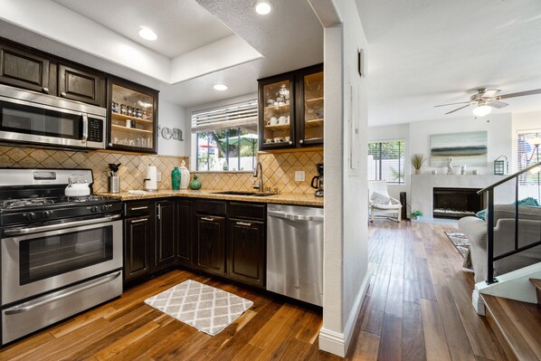 Réfrigérateur, micro-ondes, four, plaque de cuisson