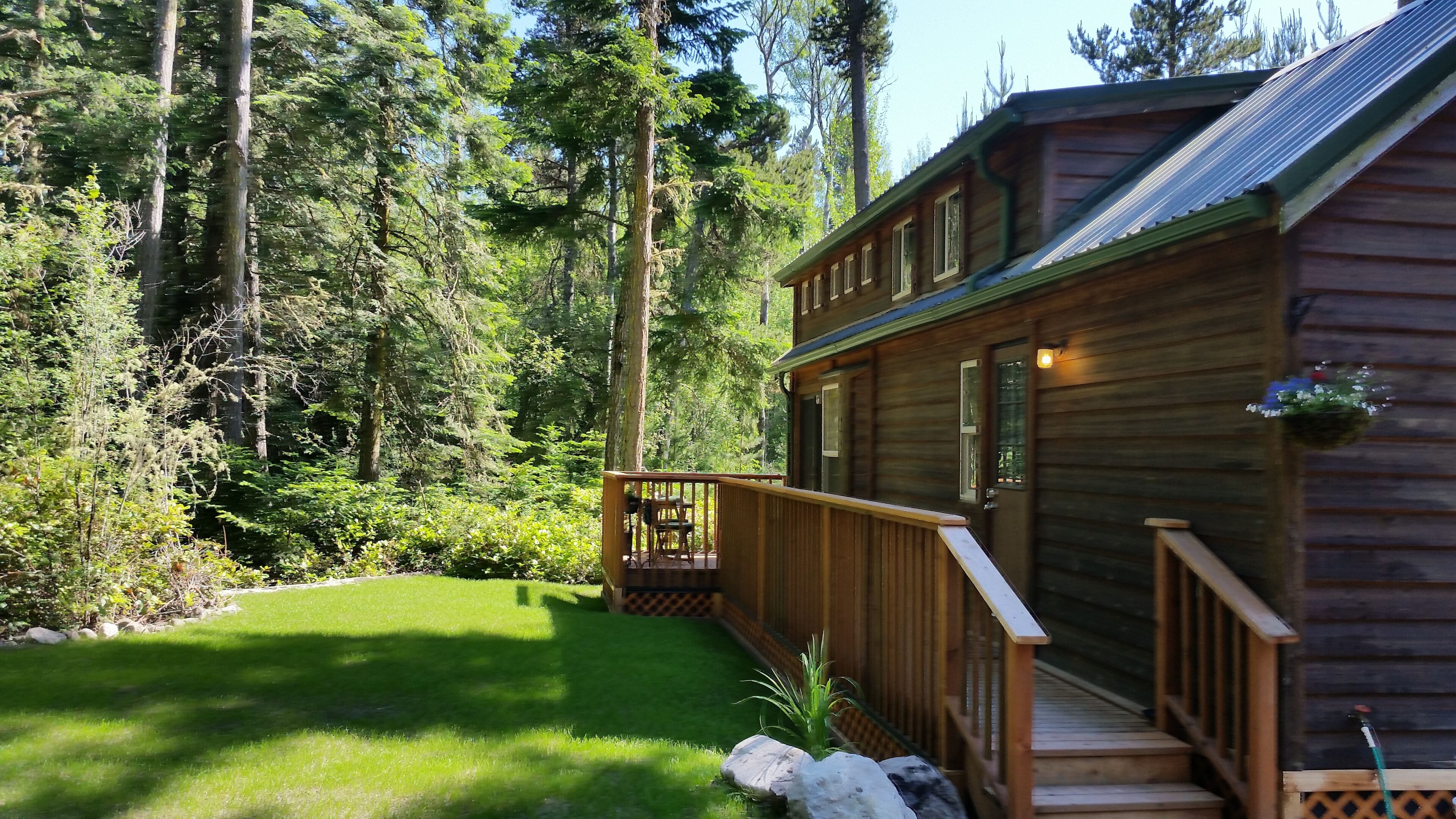 Cozy, Secluded, Pet Friendly Cabin with Private Hot Tub.