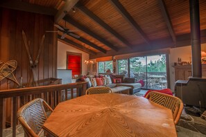 Televisión, chimenea, reproductor de DVD, futbolito