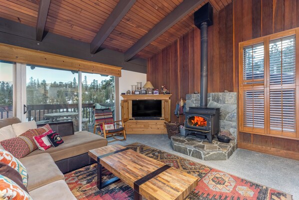 Televisión, chimenea, reproductor de DVD y futbolito 