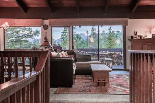 Cozy Cabin In the Pines-Enjoy With Your Friends and Family-Walk to Canyon Lodge 