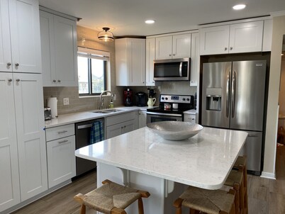 1st flr Oceanfront condo at EI, with 3BR/2.5 Baths. Steps from the beach