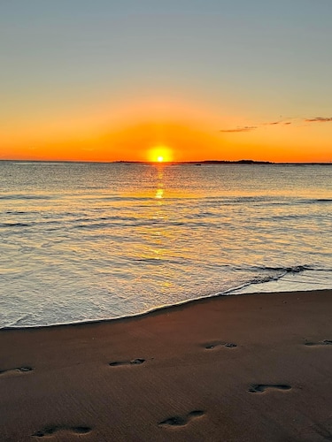 1st flr Oceanfront condo at EI, with 3BR/2.5 Baths. Steps from the beach