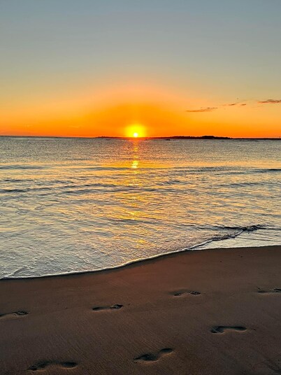 1st flr Oceanfront condo at EI, with 3BR/2.5 Baths. Steps from the beach