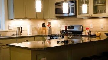 Fridge, microwave, stovetop, dishwasher