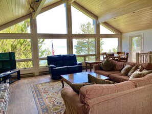 Smart TV, fireplace, DVD player