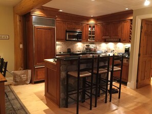 Frigorífic, microones, forn i placa de cuina