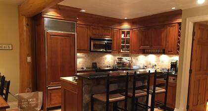 Walking Distance To Ski Lifts And Trails. Free Netflix, IPTV, Crave, Amazon PM