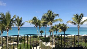 Blick auf einen Strand mit Palmen und blauem Himmel.