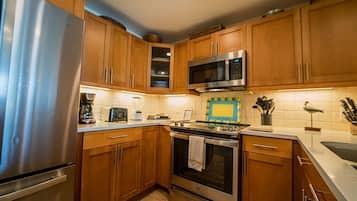 Geladeira, micro-ondas, fogão, cooktop