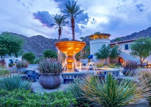 Ylellinen pohjakerroksen studio, jossa on ihana oma patio, 