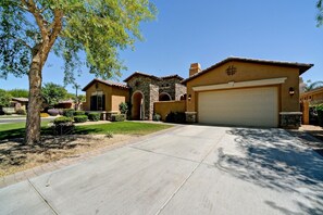 Exterior - FIVE STARS - DAY DREAM OASIS! Three guest suites! (Goodyear)