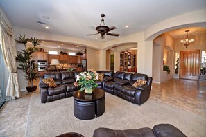 TV connectée, cheminée, lecteur de DVD, livres