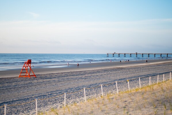 Plage, chaises longues, serviettes de plage