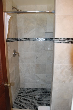 Douche, séchoir à cheveux, serviettes fournies, savon