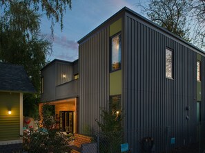 Un bâtiment moderne à deux étages, doté d’un toit plat et d’un revêtement extérieur vertical.