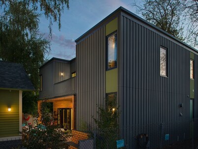 Sleeps 20 people - amazing architecture and location.