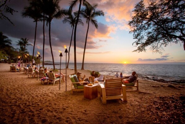 Una spiaggia nelle vicinanze, lettini da mare, teli da spiaggia