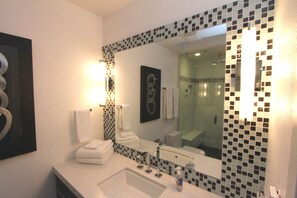Dusche, Regendusche, Haartrockner, Handtücher
