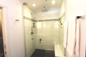 Regadera, regadera tipo lluvia, secadora de cabello, toallas 