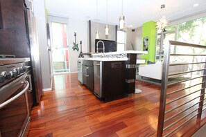 Interior - Most Reviewed Home- Remodel 2 BD 2.5 BTH -Gaslamp, Convention Center, Petco (San Diego)