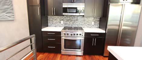 Frigorífico, microondas, horno y placa de cocina