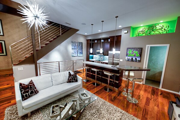 Smart TV, computer monitors, printers - Most Reviewed Home- Remodel 2 BD 2.5 BTH -Gaslamp, Convention Center, Petco (San Diego)