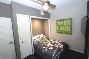 2 bedrooms, desk, iron/ironing board, WiFi