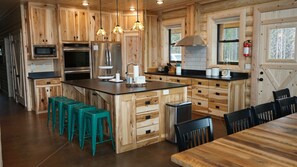 Fridge, microwave, oven, stovetop - New log home on river, 25 miles from Yellowstone, mountain view (Island Park)