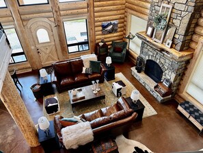 Smart TV, fireplace, DVD player - New log home on river, 25 miles from Yellowstone, mountain view (Island Park)