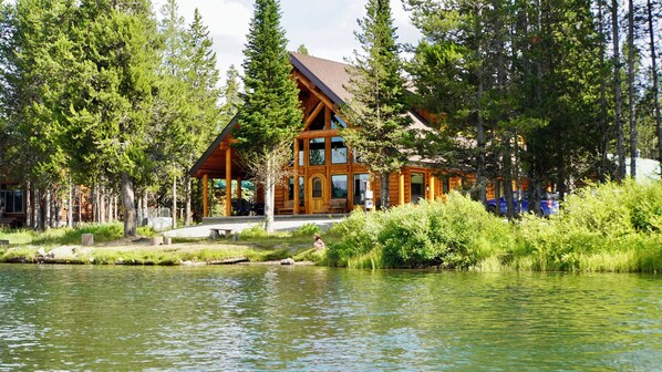 Exterior - New log home on river, 25 miles from Yellowstone, mountain view (Island Park)