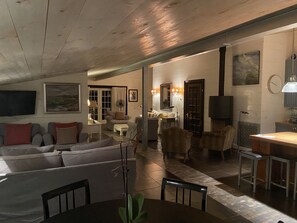 TV, fireplace, ping pong, books - Luxury Loft Historic Center Oak Bluffs (Oak Bluffs)