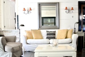 TV, fireplace, ping pong, books - Luxury Loft Historic Center Oak Bluffs (Oak Bluffs)