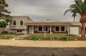 Exterior - Perfect Location, Beautiful home w/3 King Beds, 1 Queen Bed, (Scottsdale)